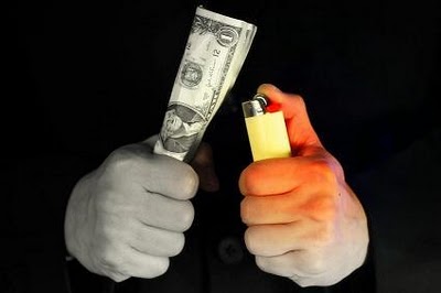 Despilfarrar Es Como Quemar el Dinero